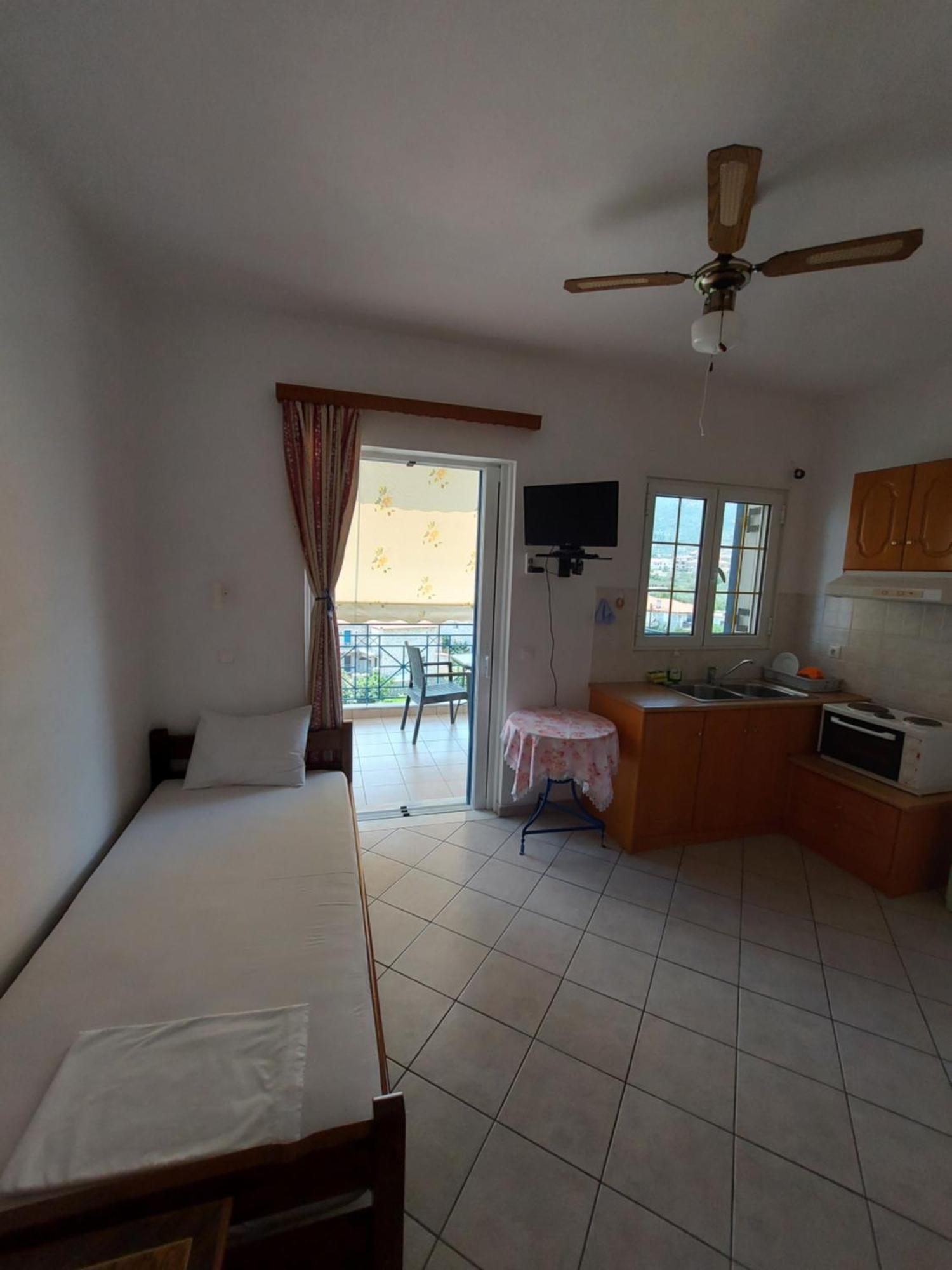 Matina Apartments Tyros Phòng bức ảnh